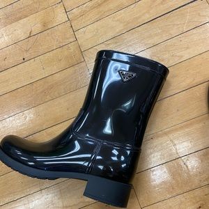🟢⚪️🔴PRADA
Prada Rubber Ankle Rain Boots
Black
Round-Toes
Block Heels